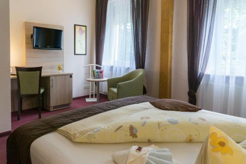 Postel nebo postele na pokoji v ubytování Hotel zur Post in Wurzen