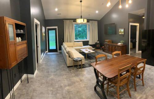 Posezení v ubytování New Listing 2BR/2BA on Trout Lake HotTub & Firepit