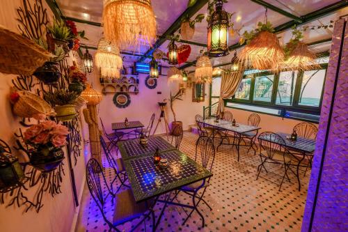 an overhead view of a restaurant with tables and chairs at Riad Diamant De Fes in Fès