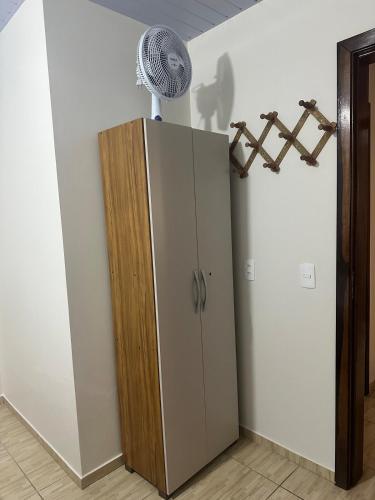 a fan sitting on top of a cabinet in a room at Morada Felicitá in Pato Branco