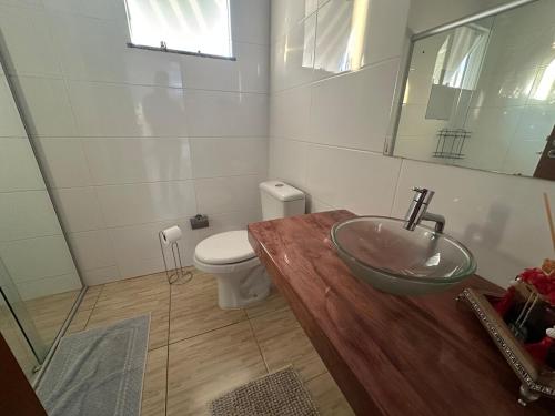 a bathroom with a sink and a toilet at Morada Felicitá in Pato Branco