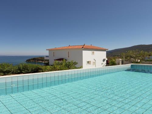 una piscina frente a una villa en Villa in Samos near Aghia Paraskevi Beach, en Agía Paraskeví