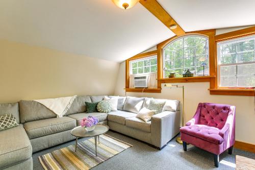 Χώρος καθιστικού στο Ashokan Reservoir Treetop Suite in the Catskills