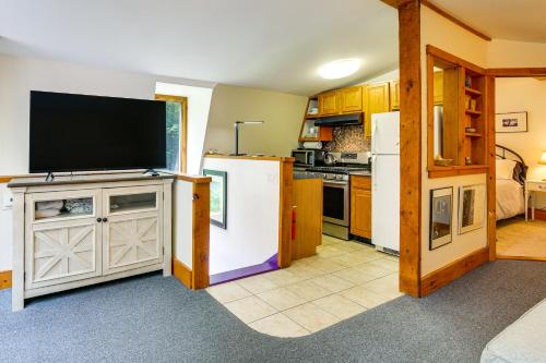 Η κουζίνα ή μικρή κουζίνα στο Ashokan Reservoir Treetop Suite in the Catskills