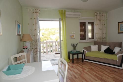 a living room with a couch and a table at Apartment Splitska in Splitska