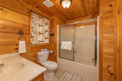Un baño con inodoro, ducha y lavabo. en Fox Ridge by American Patriot Getaways, en McCookville