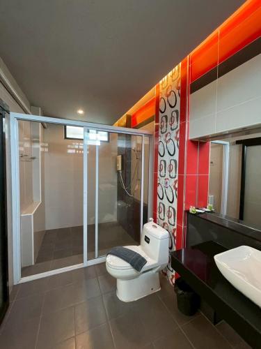 a bathroom with a shower and a toilet and a sink at Nutchana Hill Boutique Hotel in Ban Thung Ri