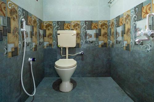 ラーメーシュワラムにあるRameswaram Homestayのトイレとシャワー付きのバスルーム