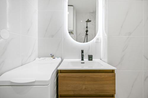 a white bathroom with a sink and a mirror at CityLodge Evreux - Spacieux 40m2 1 ch Parking WiFi - Proche Centre & Gare in Évreux