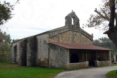 an old stone building with a chimney on top at El Rincón de Perez A in Ajo