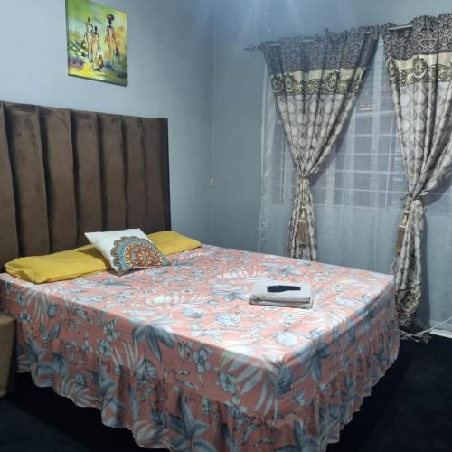 Ένα ή περισσότερα κρεβάτια σε δωμάτιο στο YELLOW STARS GUESTHOUSE 1hr 2hrs Day Rest