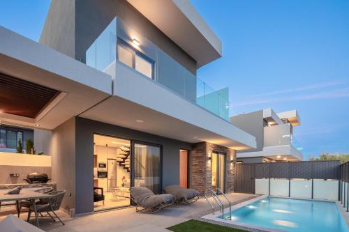 VillaSaints I Private Pool Villas, Walk to Beach, BBQ