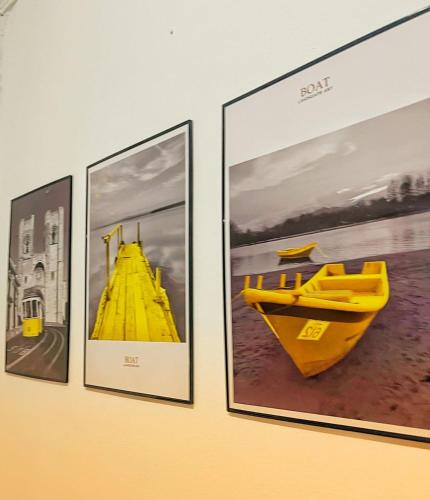 un groupe de quatre photos accrochées à un mur dans l'établissement TheMerits Homestay, à Ipoh