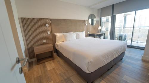 Postel nebo postele na pokoji v ubytování Spot Suites