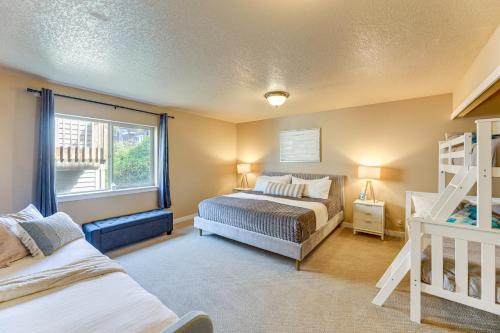 En eller flere senge i et værelse på Group Friendly! Rockaway Beach Oasis with Game Room