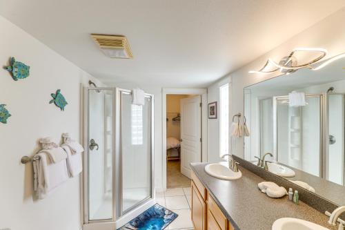 Et badeværelse på Group Friendly! Rockaway Beach Oasis with Game Room