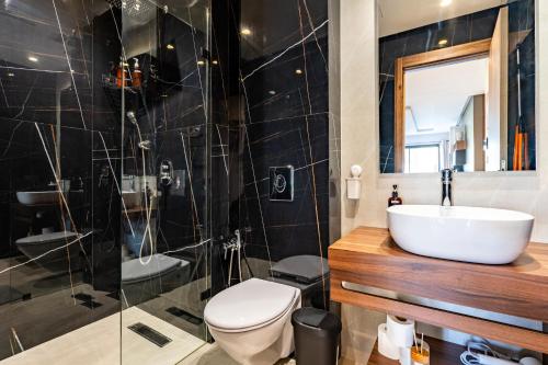 a bathroom with a sink and a toilet and a shower at Résidence Cerezo in Maarif