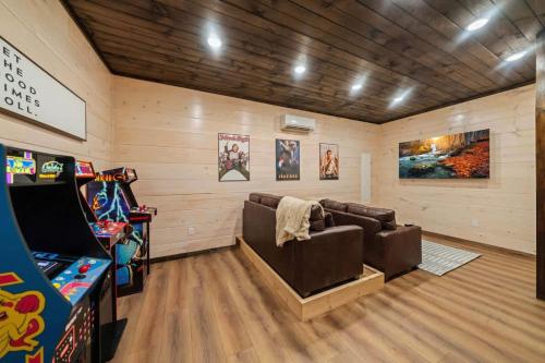 sala de estar con sofá y videojuego en Cant Bear to Leave - Smoky Mtn Getaway, en Pigeon Forge