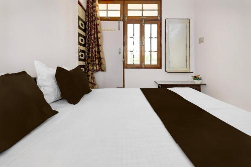 Кровать или кровати в номере Hotel O New Shagun Vatika Lawn & Hotel