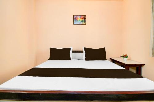 Кровать или кровати в номере Hotel O New Shagun Vatika Lawn & Hotel