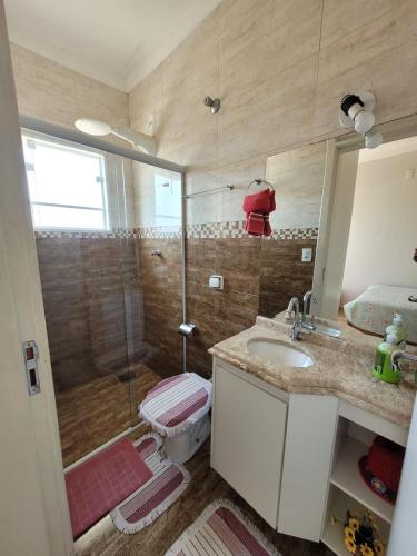 a bathroom with a shower and a sink and a toilet at Sobrado na Cidade de Socorro in Socorro