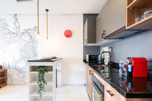 a kitchen with a black counter top in a room at Résidence Cerezo in Maarif
