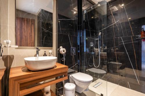 a bathroom with a sink and a shower at Résidence Cerezo in Maarif