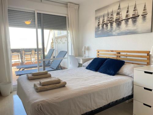 ein Schlafzimmer mit einem großen Bett mit blauen Kissen darauf in der Unterkunft Cuatro Plumas Apart -3 beds en Puerto de Mazarron in Puerto de Mazarrón