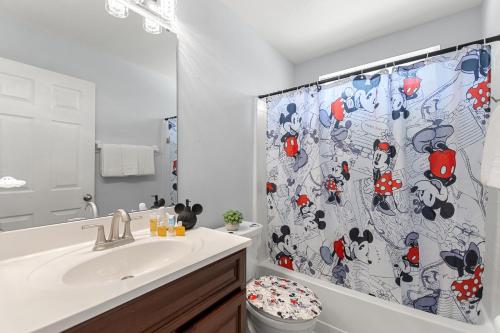 ヘインズ・シティにあるDreamy 3BR, Pool,Golf, Disney, Universal, Legolandの洗面台とシャワーカーテン付きのバスルーム