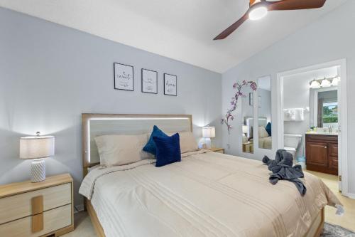 ヘインズ・シティにあるDreamy 3BR, Pool,Golf, Disney, Universal, Legolandのテディベアのベッドがある寝室