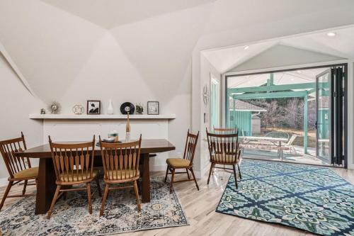 Ruang duduk di River Dome - a Mid Century Oasis - Dynamite Views