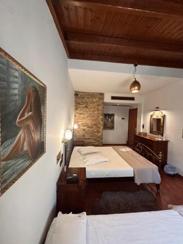 Una cama o camas en una habitación de Alfa Hotel