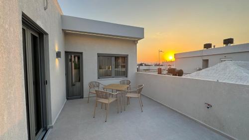a patio with a table and chairs on a balcony at Cityloft Avenue in Mastambás