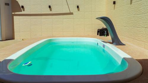 eine blaue Badewanne im Bad mit Waschbecken in der Unterkunft Coracao do Meu Sertao Casa c Piscina e Ar in Piranhas