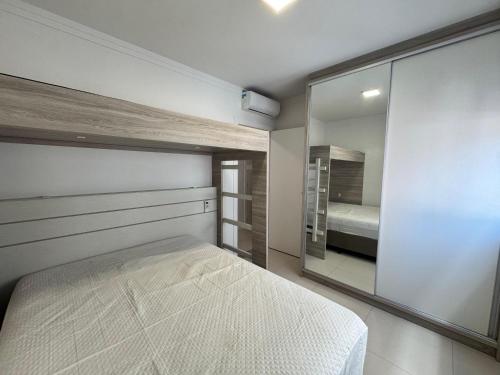 Postel nebo postele na pokoji v ubytování Residencial Luize - Apto para 8 Pessoas na Praia de Palmas a 300m do mar