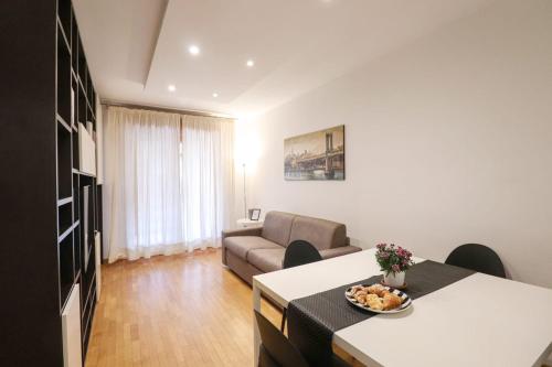 Ένα ή περισσότερα κρεβάτια σε δωμάτιο στο Olimpico Chic Home - Free Parking, Balcony, AC, Wi-Fi