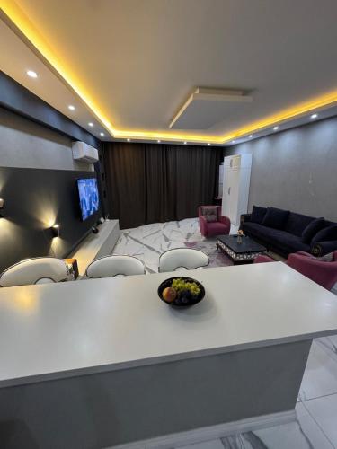 サパンジャにあるSapanca Villa View Suiteのテーブルとフルーツの盛り合わせが備わる部屋