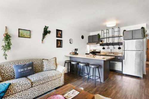 Η κουζίνα ή μικρή κουζίνα στο SNOWCREST 205 condo