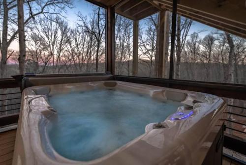 Φωτογραφία από το άλμπουμ του Hot Tub 3 Fireplaces Firepit Riverside Firepit σε McCaysville