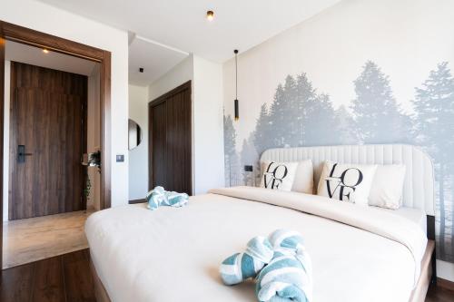 a bedroom with two white beds and a window at Résidence Cerezo in Maarif
