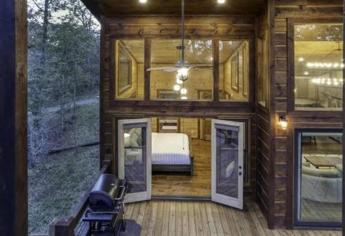 Ένα ή περισσότερα κρεβάτια σε δωμάτιο στο Hot Tub 3 Fireplaces Firepit Riverside Firepit