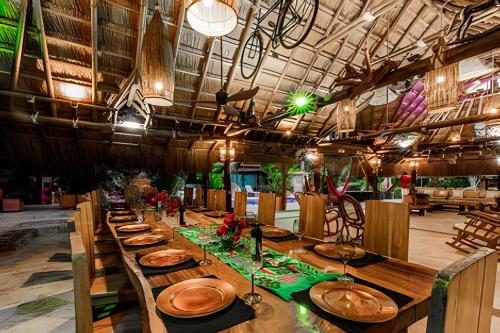 a long wooden table in a large room at Tita Tati Disconnect near Cartagena in Punta Canoas