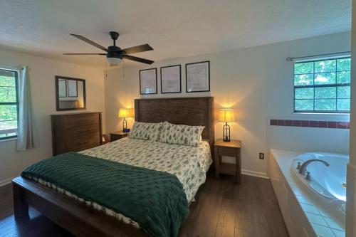 En eller flere senge i et værelse på Smoky Snuggle Spot