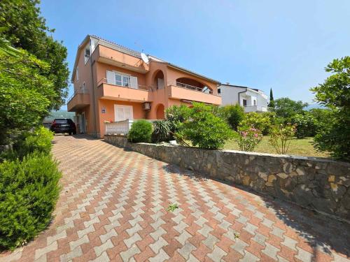 House and Apts. in Novi Vinodolski 27322