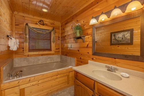 Koupelna v ubytování Grand Timber Lodge by American Patriot Getaways