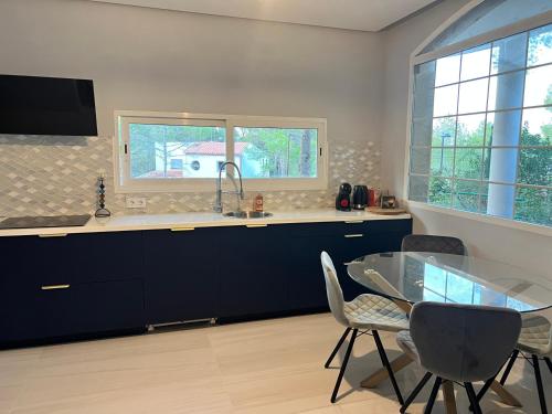 Dapur atau dapur kecil di Luxury villa with swimming pool in the forest