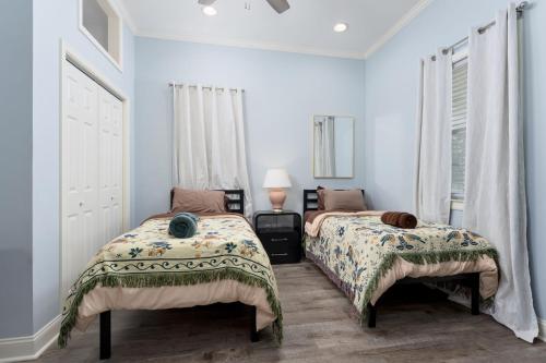 una camera da letto con due letti e una finestra di Soda Pop Cottage a Wilmington