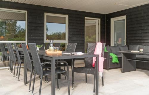 Un lugar para sentarse en Nice Home In Hemmet With Wifi