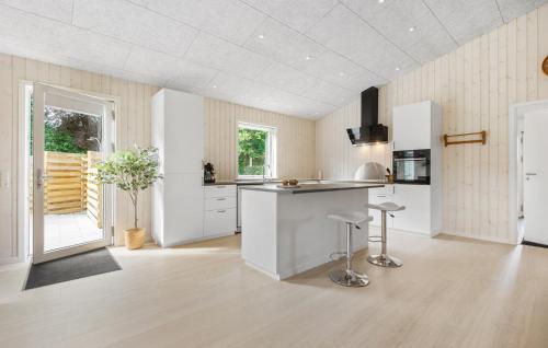 Una cocina o cocineta en Nice Home In Hemmet With Wifi