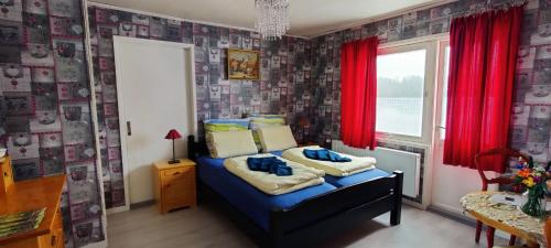 Ένα ή περισσότερα κρεβάτια σε δωμάτιο στο B&B Västralandet